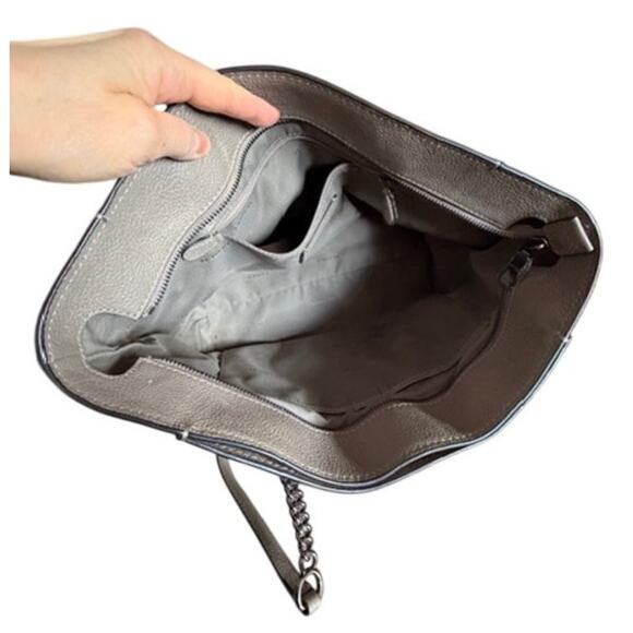 Coach Pebble Leather Gallery Shoulder Tote – Taupe Grey – Chain Strap Detail - Picture 6 of 11